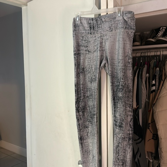 Grey and black pattern Alo Leggings - Picture 1 of 3